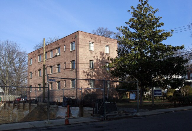 Maplewood Apartments in Washington, DC - Foto de edificio - Building Photo