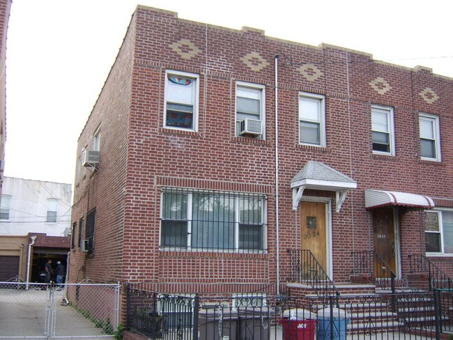 30-24 21st St in Long Island City, NY - Foto de edificio - Building Photo