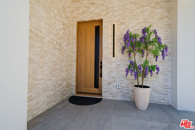 19235 Strathern St in Los Angeles, CA - Building Photo - Building Photo