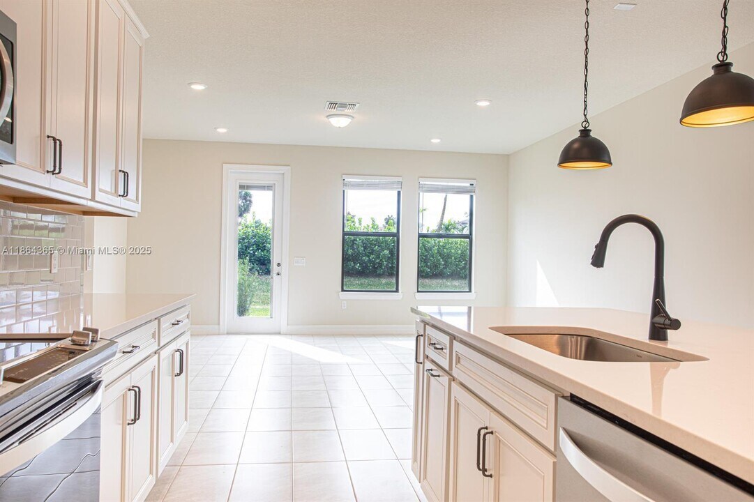 8648 Escue St in Wellington, FL - Building Photo