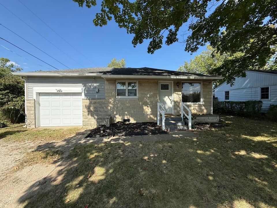 1562 Reeves Rd in Plainfield, IN - Foto de edificio