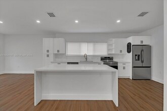 1733 NW 16th St in Miami, FL - Building Photo - Building Photo