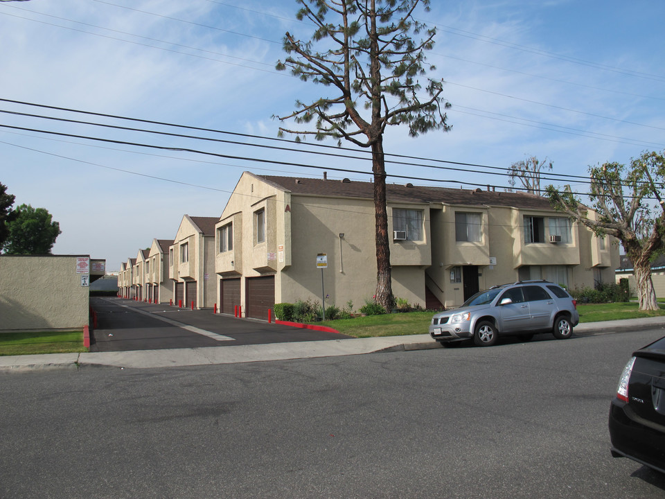 Syracuse Park Apartments in Baldwin Park, CA - Foto de edificio