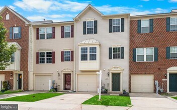 7258 Mockingbird Cir in Glen Burnie, MD - Building Photo - Building Photo