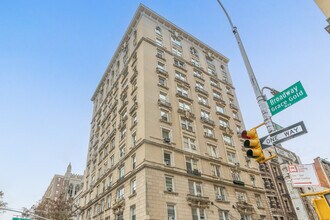 Luxor Apartments in New York, NY - Foto de edificio - Building Photo