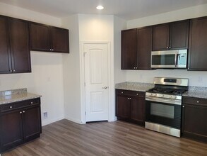 8062 Kings Guard St in Las Vegas, NV - Building Photo - Building Photo