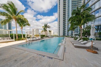 15701 Collins Ave, Unit 4303 in North Miami Beach, FL - Foto de edificio - Building Photo