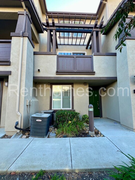 16956 Laurel Hill Ln in San Diego, CA - Foto de edificio