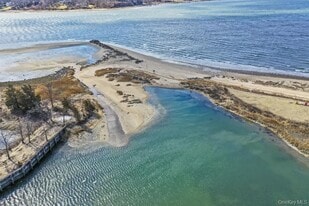 4 Elfland Ct in Oyster Bay, NY - Building Photo