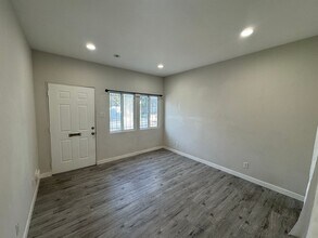 5225 E Ocean Blvd in Long Beach, CA - Building Photo - Building Photo