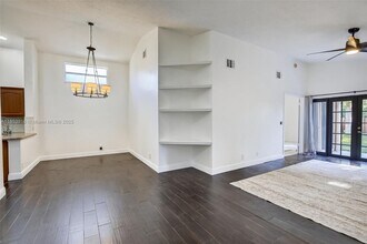 581 Lakeside Cir in Sunrise, FL - Building Photo - Building Photo