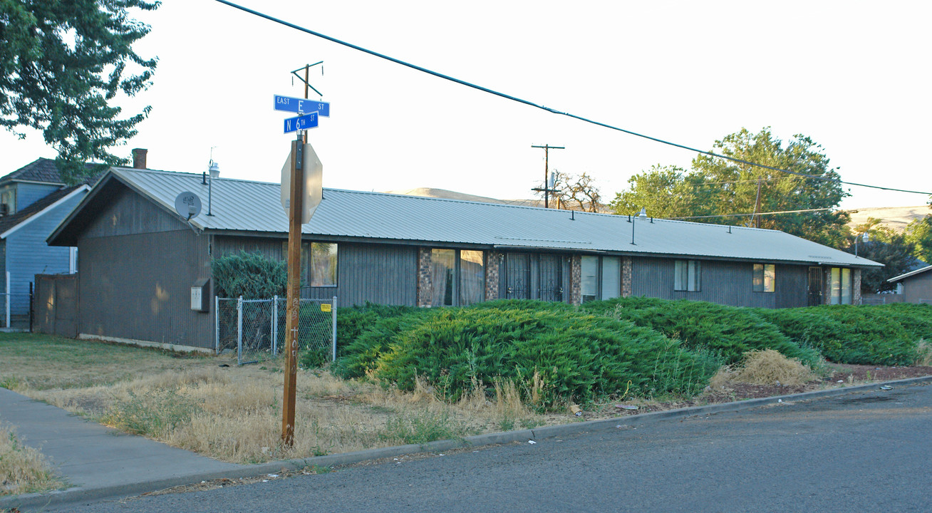 502 N 7th St in Yakima, WA - Foto de edificio