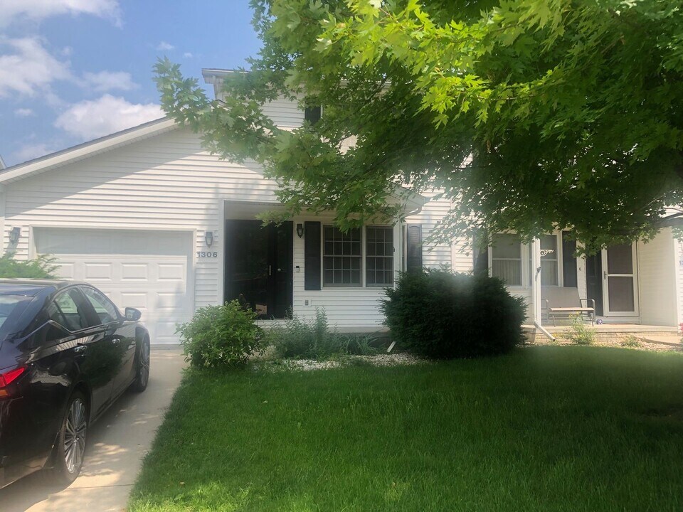 1306 Beacon Hill Ct in Normal, IL - Building Photo