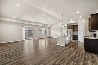 Shadow Crest - Luxury Townhomes in Fargo, ND - Building Photo - Building Photo