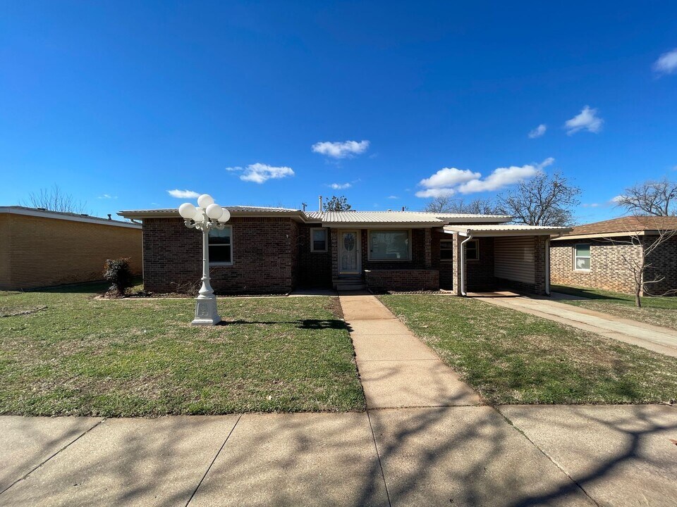 3105 Hill Ave in Snyder, TX - Building Photo