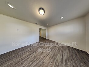 1303 Casa Vale Dr in Dallas, TX - Building Photo - Building Photo
