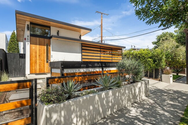 8617 Higuera St in Culver City, CA - Foto de edificio - Building Photo