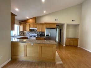 13806 Vanowen St, Unit 4 in Van Nuys, CA - Building Photo - Building Photo