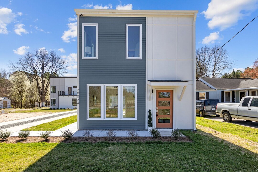 2002 Riddle Rd in Durham, NC - Building Photo