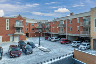 Fountain Pointe Townhomes in Elmhurst, IL - Building Photo - Building Photo