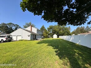 40 Dwight Dr in Ocean Township, NJ - Building Photo - Building Photo