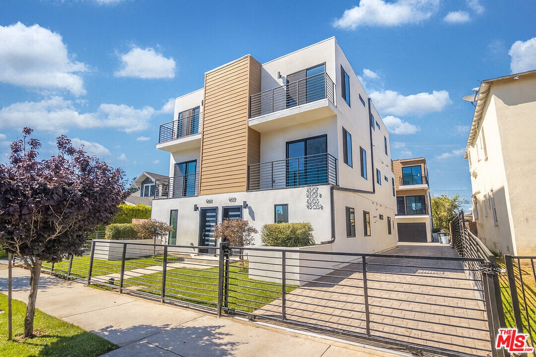 4507 W 18th St in Los Angeles, CA - Building Photo