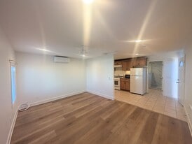 1515 E Higgins St in Oceanside, CA - Building Photo