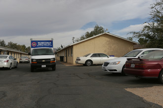 12929 Navajo Rd in Apple Valley, CA - Building Photo - Building Photo