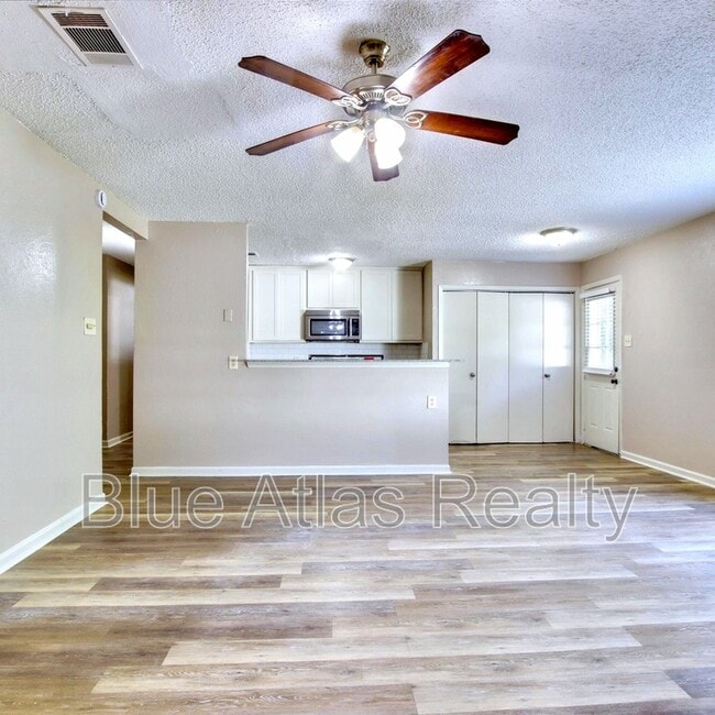 3901 Royal Crest Dr in Fort Worth, TX - Building Photo - Building Photo