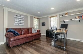 37848 Euclid Ave in Willoughby, OH - Foto de edificio - Building Photo