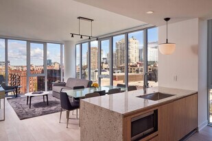 369 W Grand Ave in Chicago, IL - Building Photo