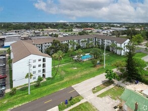 The Meridian at 2825 in Ft. Myers, FL - Foto de edificio - Building Photo