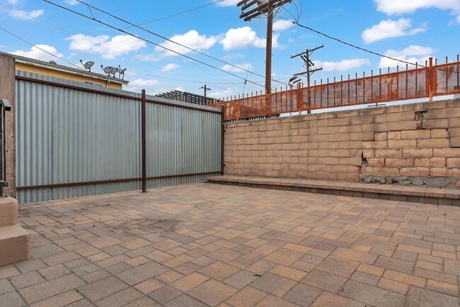 447 E 101st St in Los Angeles, CA - Foto de edificio - Building Photo