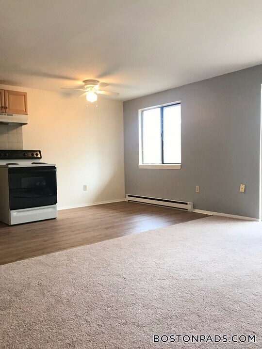5 Town Beach Rd in Leicester, MA - Building Photo