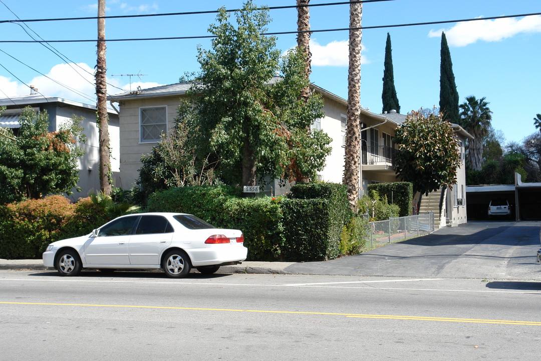 6858 Hazeltine Ave in Van Nuys, CA - Building Photo