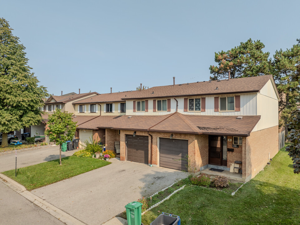 170 Baronwood Crt in Brampton, ON - Building Photo