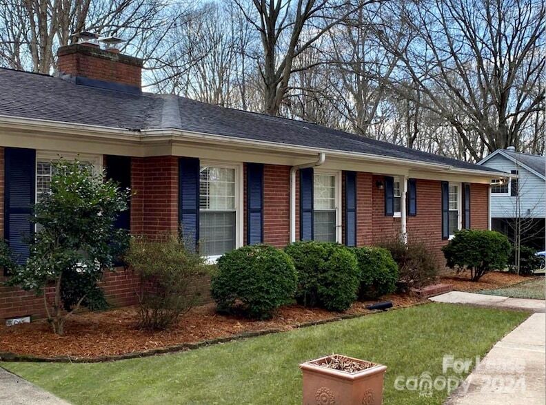 1319 Lynbrook Dr in Charlotte, NC - Building Photo