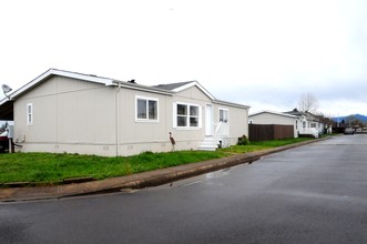 The Meadow on Pitney Pond in Junction City, OR - Building Photo - Building Photo