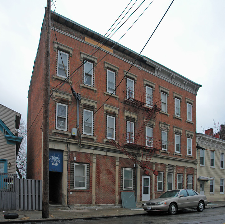 649 W McMicken Ave in Cincinnati, OH - Building Photo