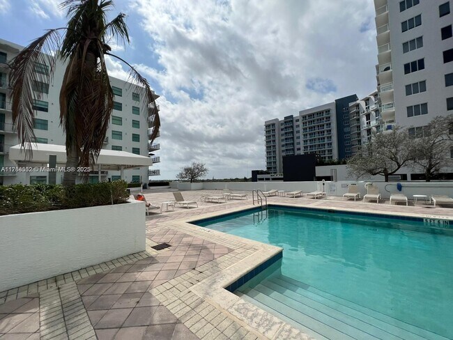 140 S Dixie Hwy, Unit 715 in Hollywood, FL - Foto de edificio - Building Photo