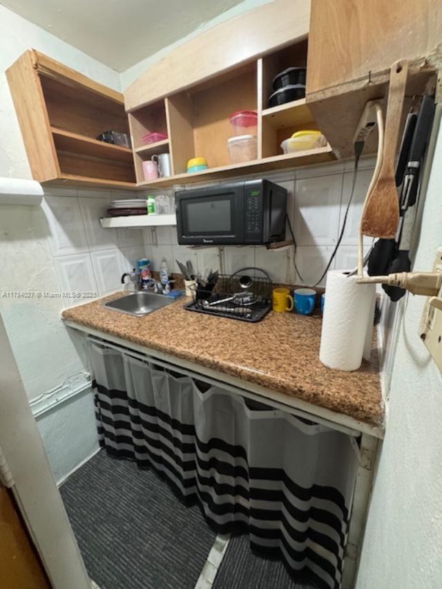 974 W 72nd Pl in Hialeah, FL - Foto de edificio - Building Photo