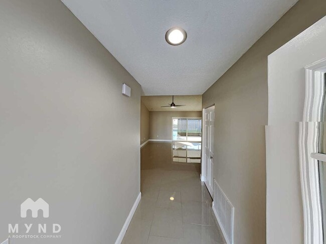 8310 Clermont St in Tampa, FL - Foto de edificio - Building Photo