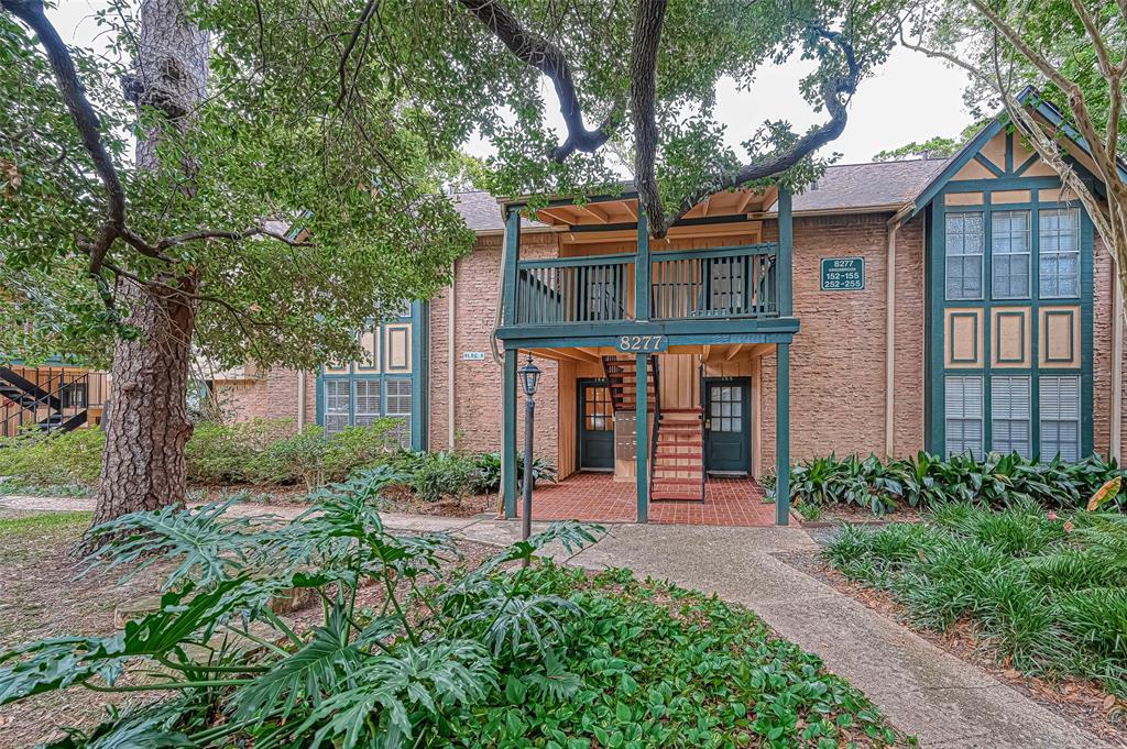 8277 Kingsbrook Rd in Houston, TX - Building Photo