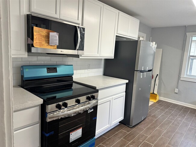 912 W Cleveland St in Alvin, TX - Building Photo - Building Photo