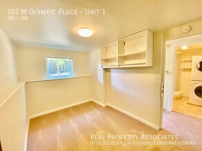 302 W Olympic Pl in Seattle, WA - Building Photo - Building Photo