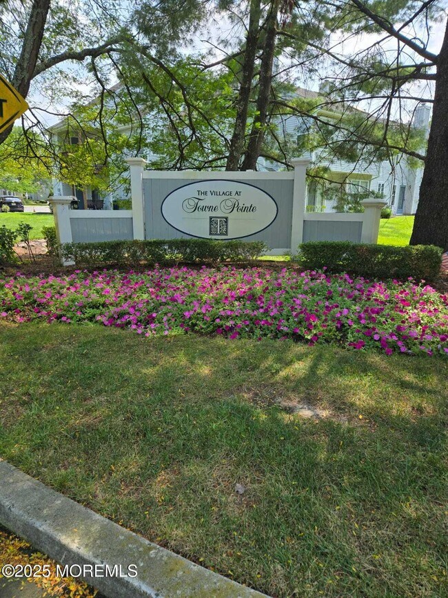 127 Wellington Ct in Englishtown, NJ - Building Photo - Building Photo