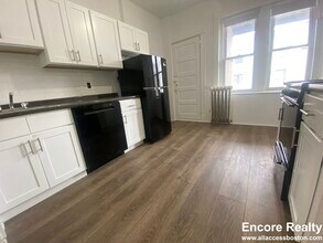 1375 Commonwealth Ave, Unit 7 in Boston, MA - Foto de edificio - Building Photo