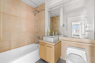 306 Gold St, Unit 26i in Brooklyn, NY - Foto de edificio - Building Photo