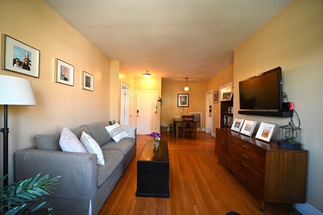98 St Paul St in Brookline, MA - Building Photo - Building Photo