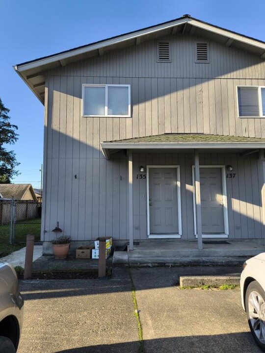 135 N 13th St in Saint Helens, OR - Building Photo